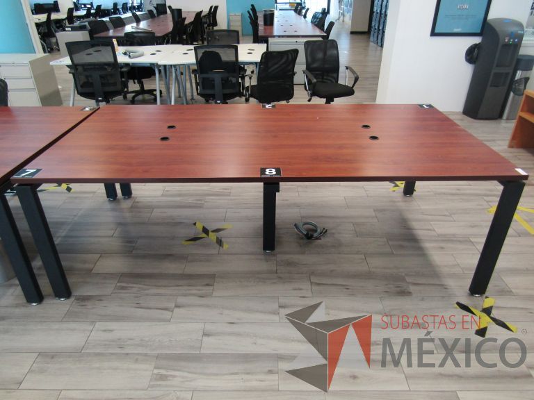 Lote 096 - Mesa de trabajo, patas metálicas y cubierta color café