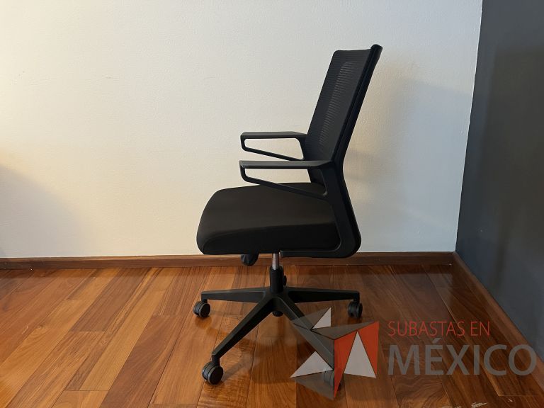 Lote 069 - Silla ejecutiva con ruedas, descansabrazos, respaldo en malla y asiento en tela color negro - Imagen 4