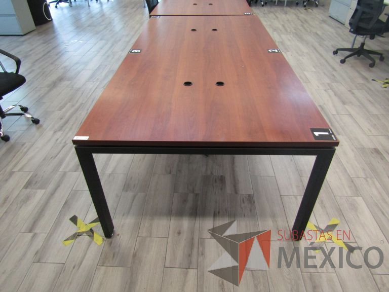 Lote 096 - Mesa de trabajo, patas metálicas y cubierta color café - Imagen 13