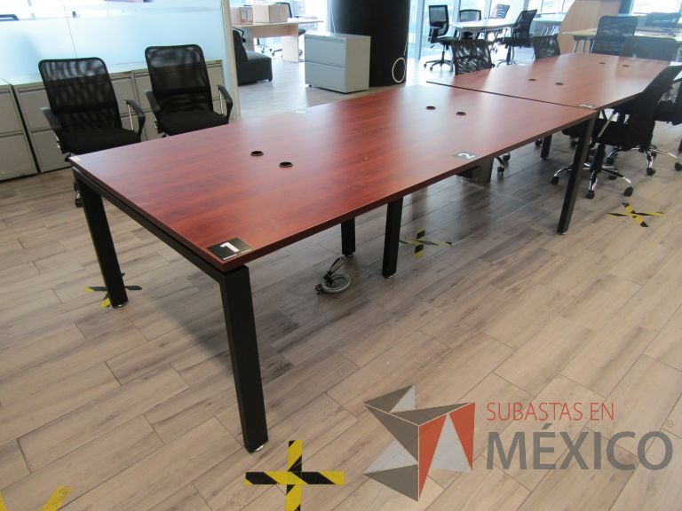 Lote 096 - Mesa de trabajo, patas metálicas y cubierta color café - Imagen 9
