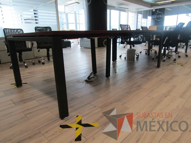 Lote 096 - Mesa de trabajo, patas metálicas y cubierta color café - Imagen 8