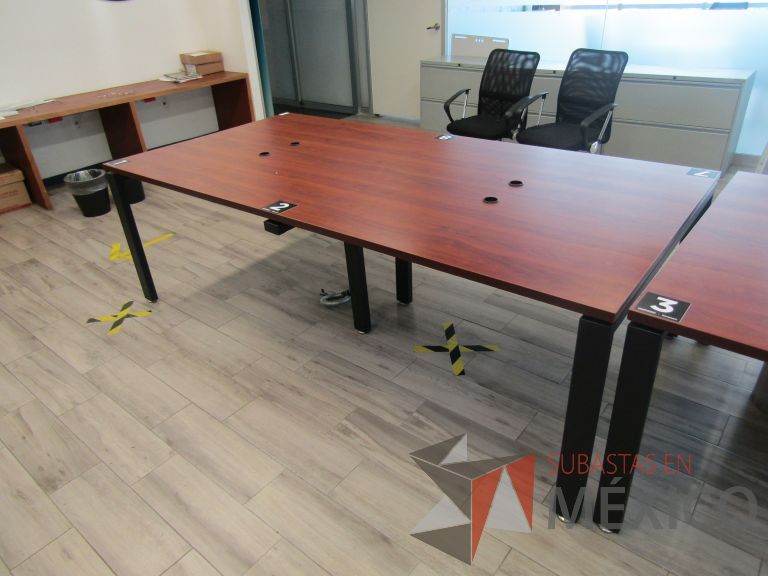 Lote 096 - Mesa de trabajo, patas metálicas y cubierta color café - Imagen 11