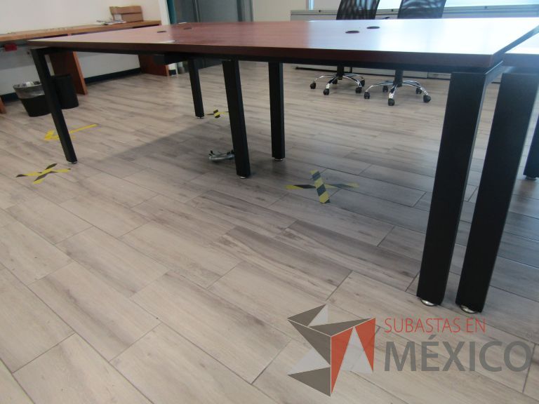 Lote 096 - Mesa de trabajo, patas metálicas y cubierta color café - Imagen 10