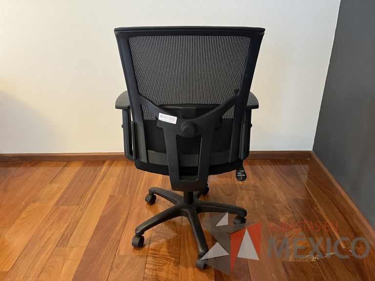 Lote 269 - 2 Sillas ejecutivas con ruedas, descansabrazos, respaldo en malla y asiento en tela color negro - Imagen 2