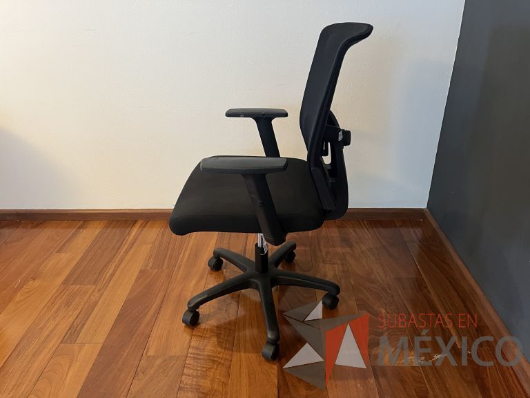 Lote 269 - 2 Sillas ejecutivas con ruedas, descansabrazos, respaldo en malla y asiento en tela color negro - Imagen 3