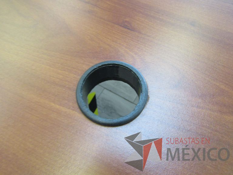 Lote 096 - Mesa de trabajo, patas metálicas y cubierta color café - Imagen 16