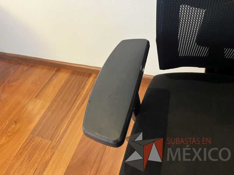 Lote 269 - 2 Sillas ejecutivas con ruedas, descansabrazos, respaldo en malla y asiento en tela color negro - Imagen 4