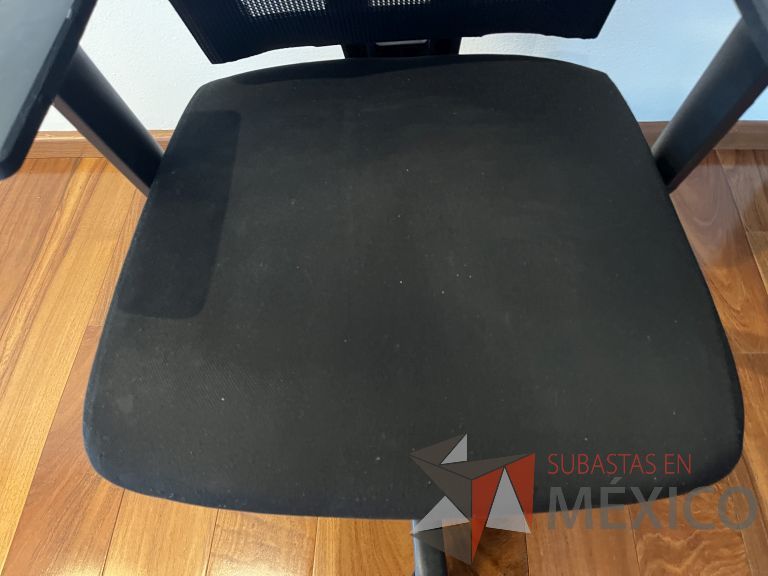 Lote 269 - 2 Sillas ejecutivas con ruedas, descansabrazos, respaldo en malla y asiento en tela color negro - Imagen 5