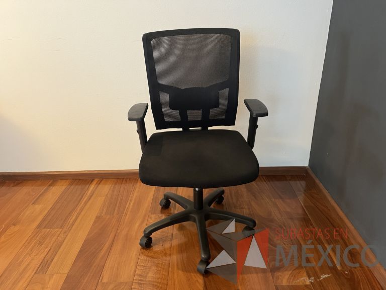 Lote 273 - 2 Sillas ejecutivas con ruedas, descansabrazos, respaldo en malla y asiento en tela color negro
