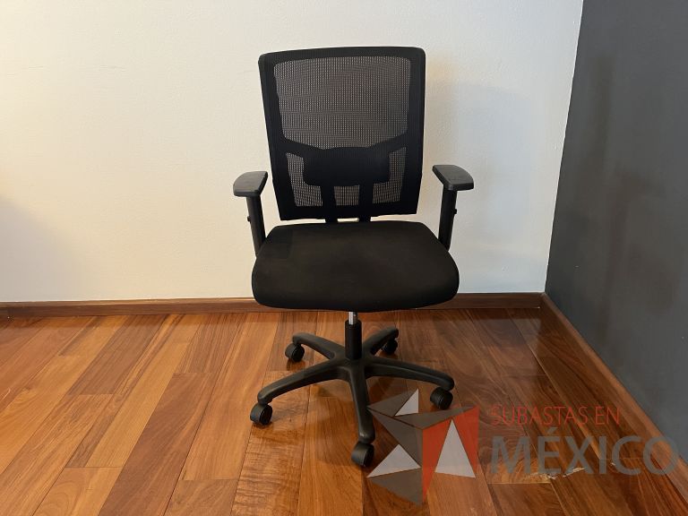Lote 269 - 2 Sillas ejecutivas con ruedas, descansabrazos, respaldo en malla y asiento en tela color negro - Imagen 6