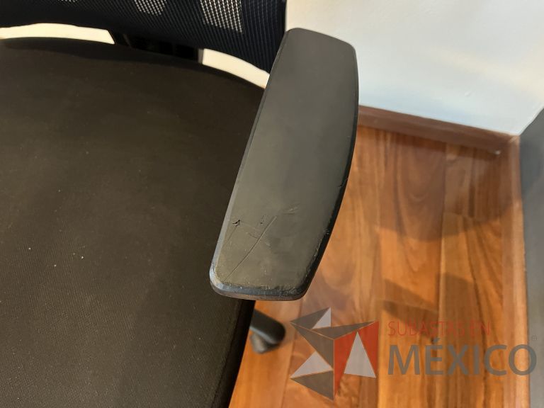 Lote 269 - 2 Sillas ejecutivas con ruedas, descansabrazos, respaldo en malla y asiento en tela color negro - Imagen 7