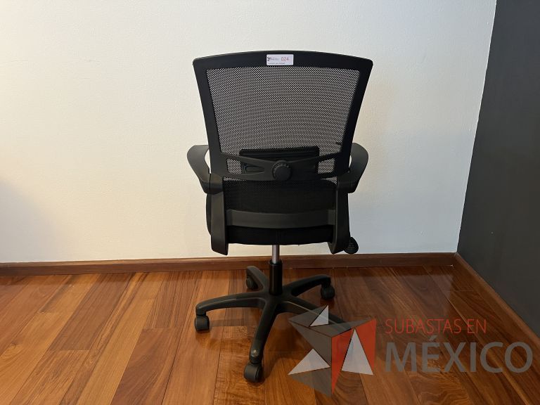 Lote 273 - 2 Sillas ejecutivas con ruedas, descansabrazos, respaldo en malla y asiento en tela color negro - Imagen 2