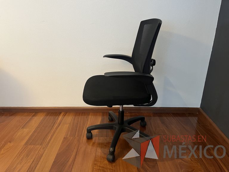 Lote 273 - 2 Sillas ejecutivas con ruedas, descansabrazos, respaldo en malla y asiento en tela color negro - Imagen 3