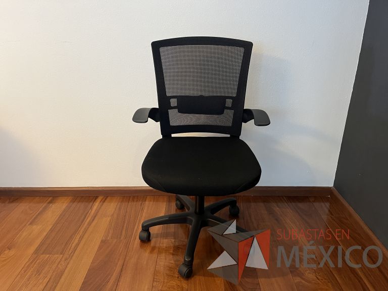 Lote 273 - 2 Sillas ejecutivas con ruedas, descansabrazos, respaldo en malla y asiento en tela color negro - Imagen 4