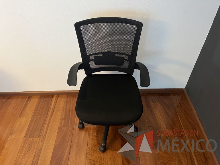 Lote 273 - 2 Sillas ejecutivas con ruedas, descansabrazos, respaldo en malla y asiento en tela color negro - Imagen 5