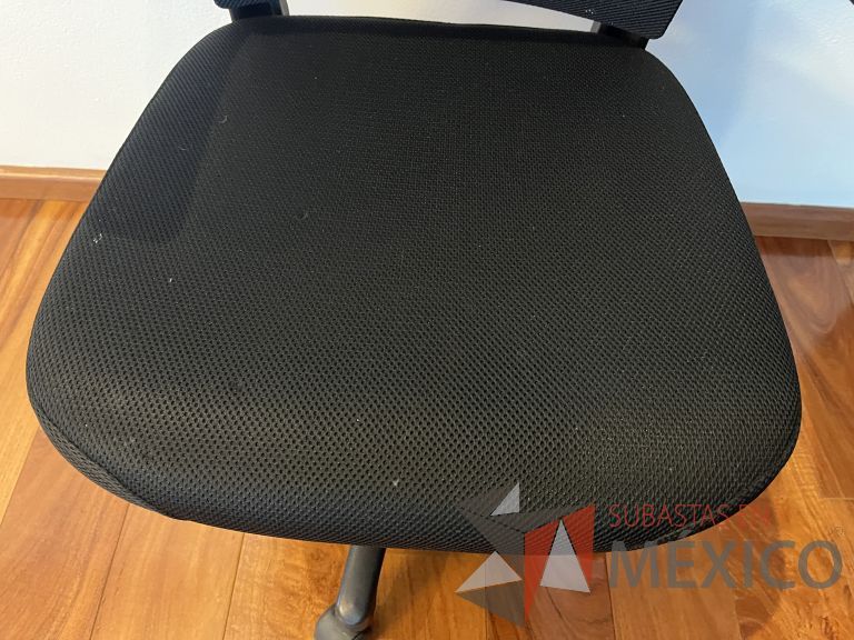 Lote 071 - Silla ejecutiva con ruedas, descansabrazos, respaldo en malla y asiento en tela color negro - Imagen 6