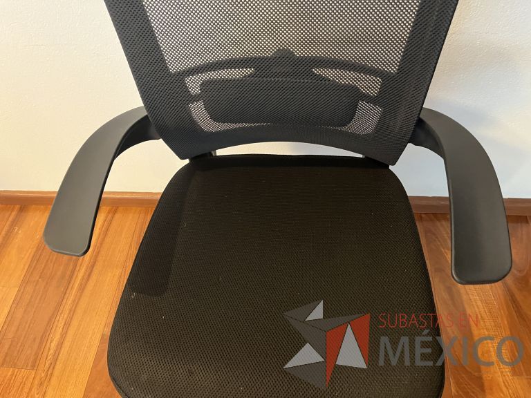 Lote 273 - 2 Sillas ejecutivas con ruedas, descansabrazos, respaldo en malla y asiento en tela color negro - Imagen 7