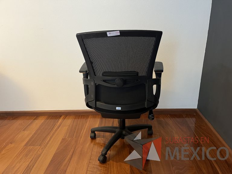 Lote 276 - 2 Sillas ejecutivas con ruedas, descansabrazos, respaldo en malla y asiento en tela color negro - Imagen 2