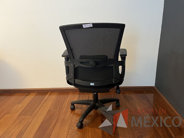 Lote 276 - 2 Sillas ejecutivas con ruedas, descansabrazos, respaldo en malla y asiento en tela color negro - Imagen 3
