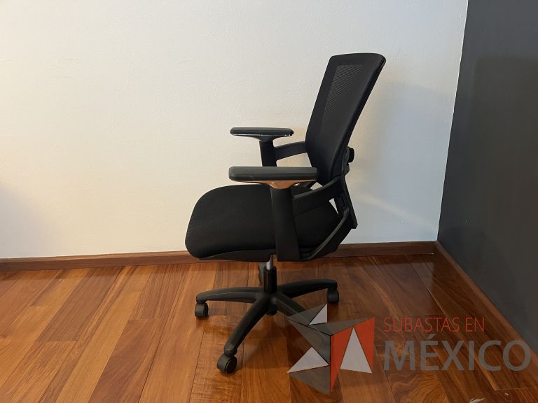 Lote 077 - Silla ejecutiva con ruedas, descansabrazos, respaldo en malla y asiento en tela color negro - Imagen 5