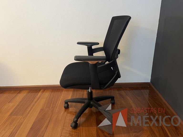 Lote 276 - 2 Sillas ejecutivas con ruedas, descansabrazos, respaldo en malla y asiento en tela color negro - Imagen 5