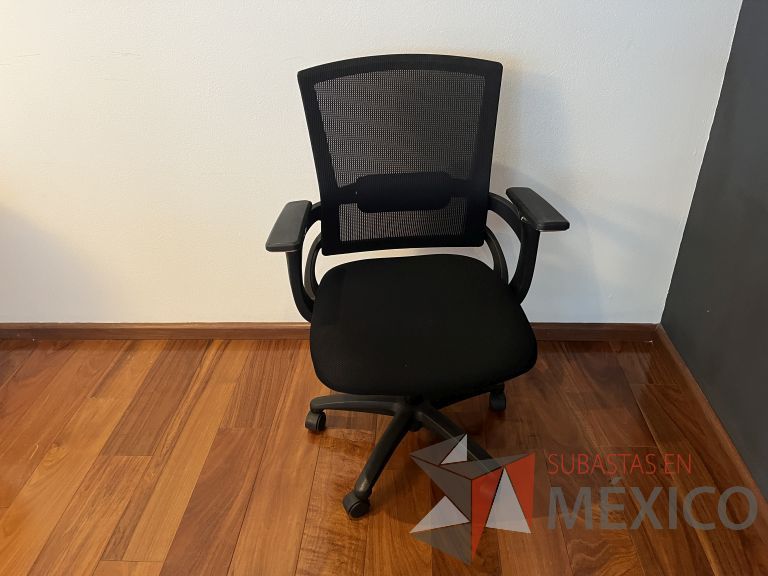 Lote 077 - Silla ejecutiva con ruedas, descansabrazos, respaldo en malla y asiento en tela color negro - Imagen 3
