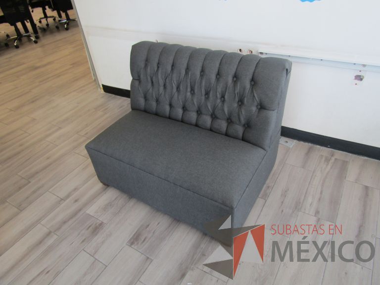 Lote 098 - Sillón de 2 plazas color gris - Imagen 2