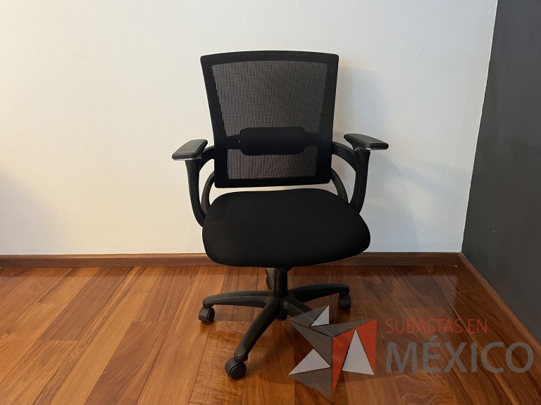 Lote 077 - Silla ejecutiva con ruedas, descansabrazos, respaldo en malla y asiento en tela color negro