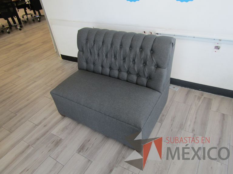 Lote 098 - Sillón de 2 plazas color gris - Imagen 5