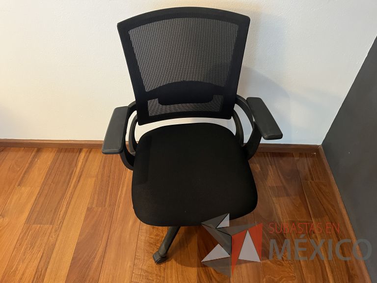 Lote 276 - 2 Sillas ejecutivas con ruedas, descansabrazos, respaldo en malla y asiento en tela color negro - Imagen 7