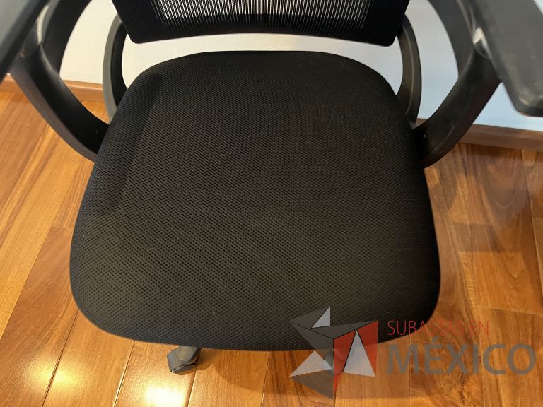 Lote 276 - 2 Sillas ejecutivas con ruedas, descansabrazos, respaldo en malla y asiento en tela color negro - Imagen 8