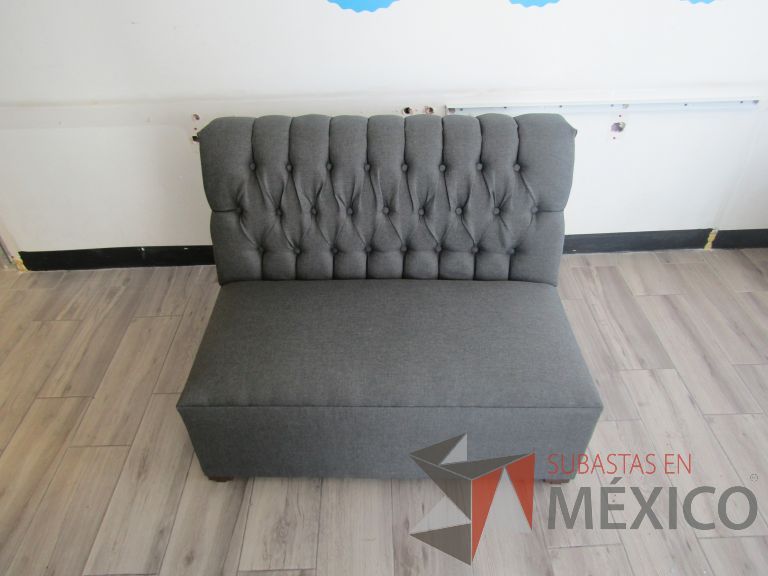 Lote 098 - Sillón de 2 plazas color gris