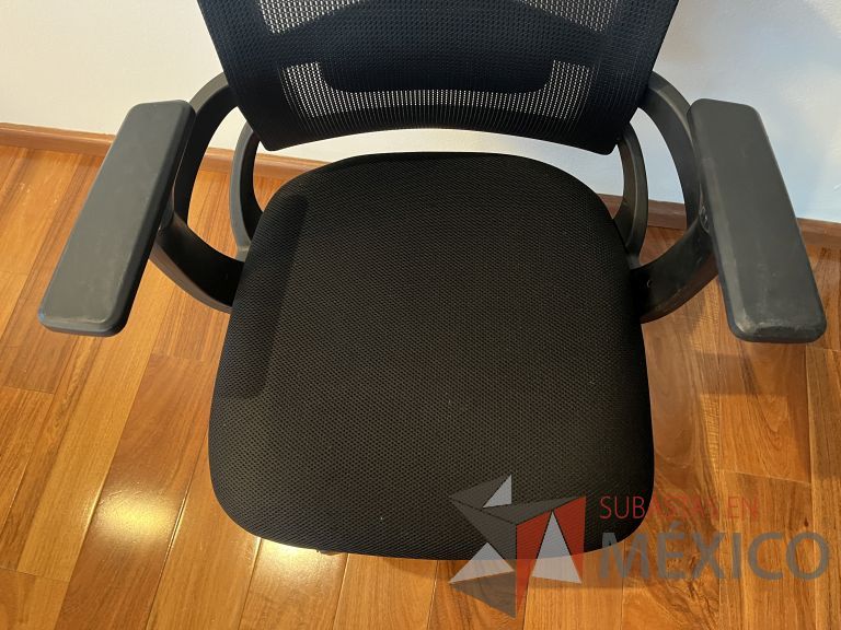 Lote 276 - 2 Sillas ejecutivas con ruedas, descansabrazos, respaldo en malla y asiento en tela color negro - Imagen 9