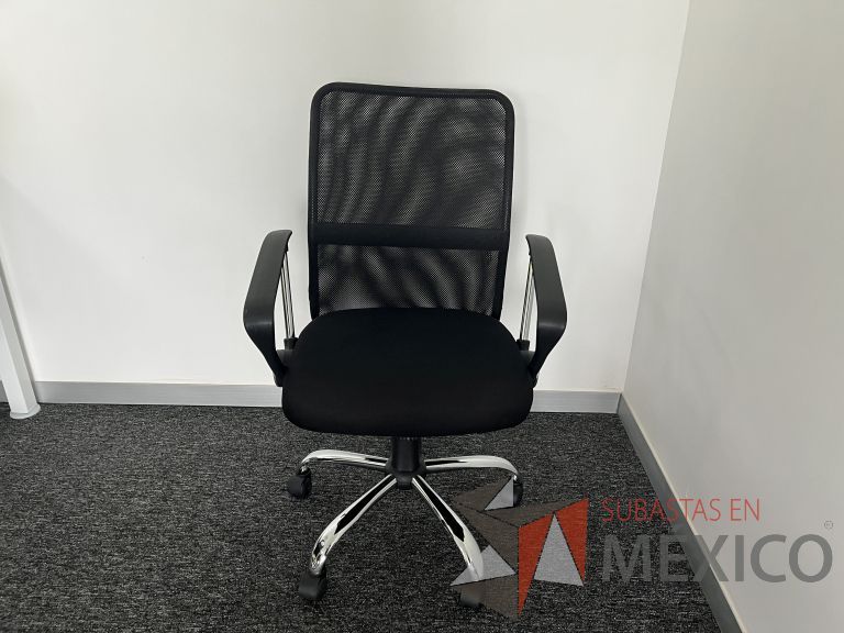 Lote 279 - 2 Sillas ejecutivas con ruedas, descansabrazos, respaldo en malla y asiento en tela color negro