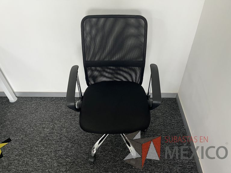 Lote 078 -Silla ejecutiva con ruedas, descansabrazos, respaldo en malla y asiento en tela color negro