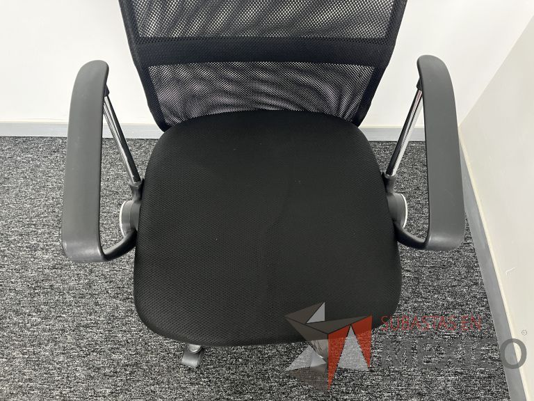 Lote 078 -Silla ejecutiva con ruedas, descansabrazos, respaldo en malla y asiento en tela color negro - Imagen 4