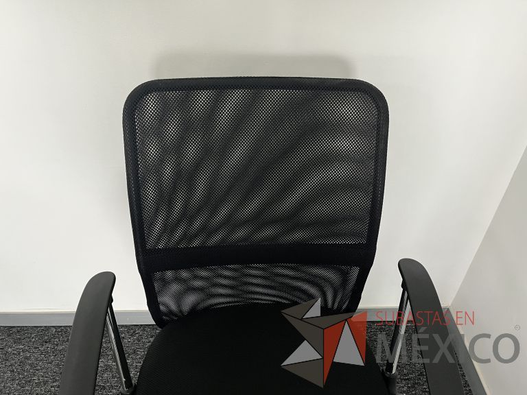Lote 078 -Silla ejecutiva con ruedas, descansabrazos, respaldo en malla y asiento en tela color negro - Imagen 5