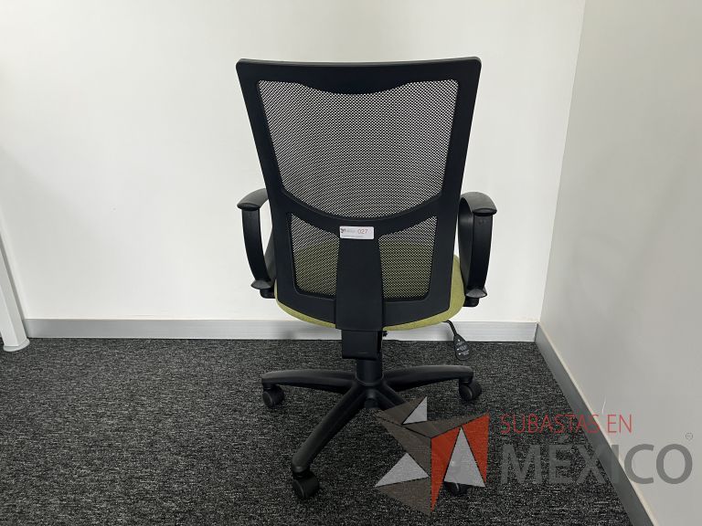 Lote 296 - 4 Sillas ejecutivas con ruedas, descansabrazos, respaldo en malla y asiento en tela color verde - Imagen 2