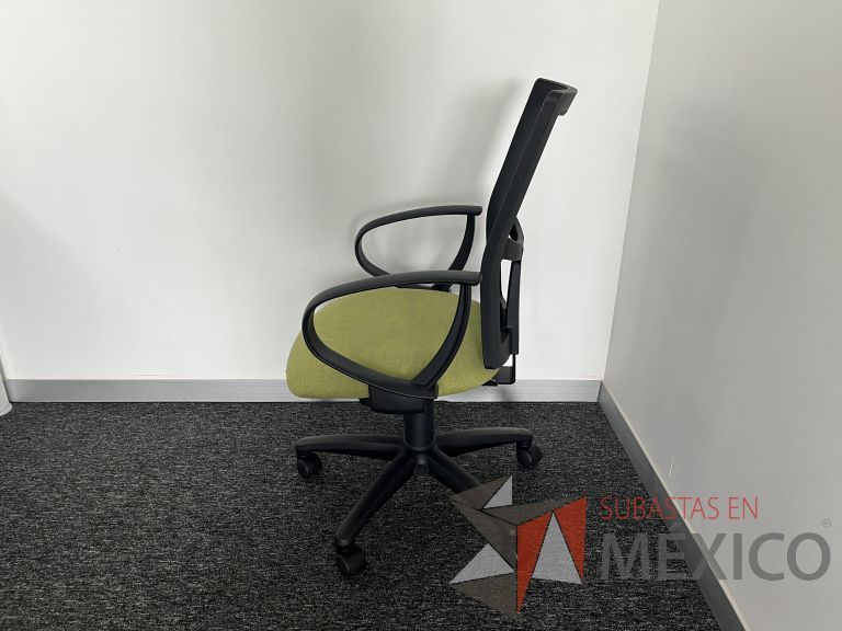 Lote 296 - 4 Sillas ejecutivas con ruedas, descansabrazos, respaldo en malla y asiento en tela color verde - Imagen 3