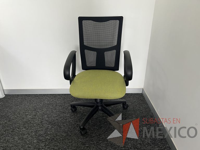 Lote 296 - 4 Sillas ejecutivas con ruedas, descansabrazos, respaldo en malla y asiento en tela color verde