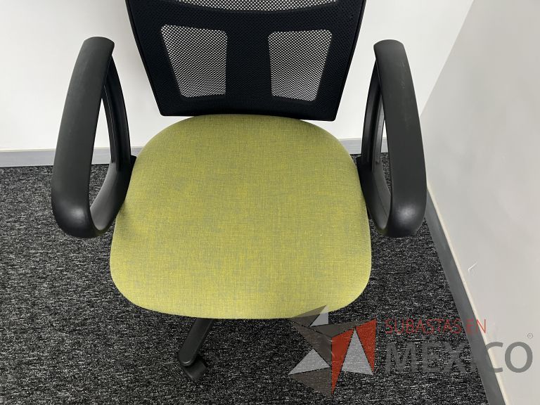 Lote 296 - 4 Sillas ejecutivas con ruedas, descansabrazos, respaldo en malla y asiento en tela color verde - Imagen 4