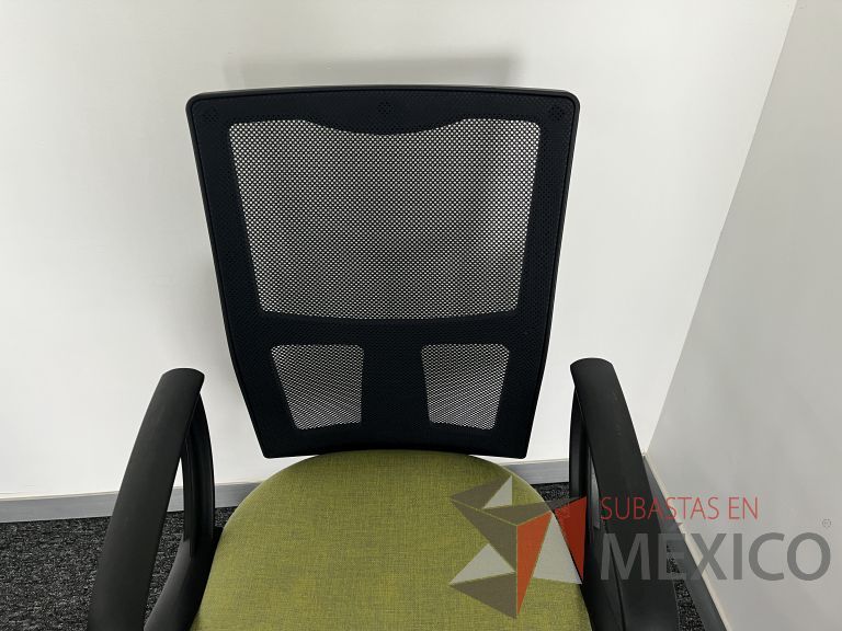 Lote 296 - 4 Sillas ejecutivas con ruedas, descansabrazos, respaldo en malla y asiento en tela color verde - Imagen 5
