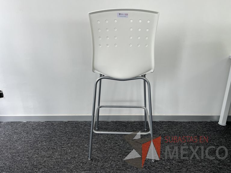 Lote 580 - 2 Sillas altas color blanco - Imagen 3
