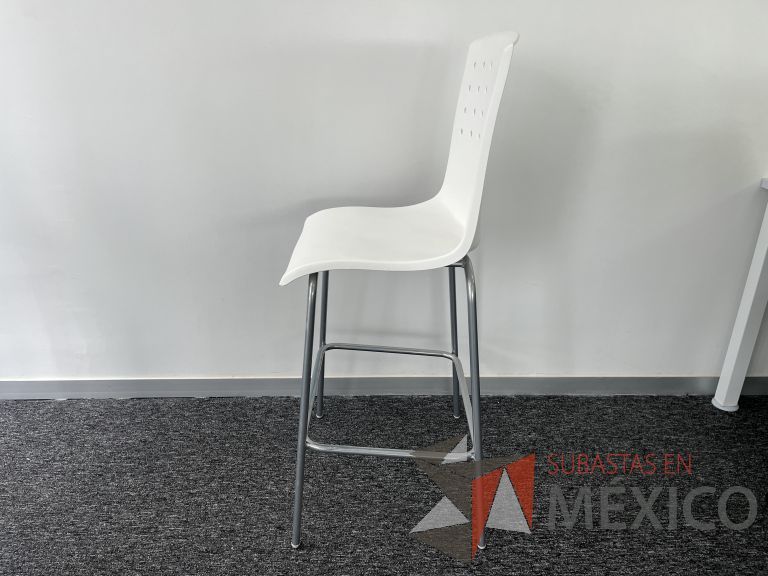Lote 090 - Silla alta, descansapies, asiento y respaldo en plástico color blanco - Imagen 4