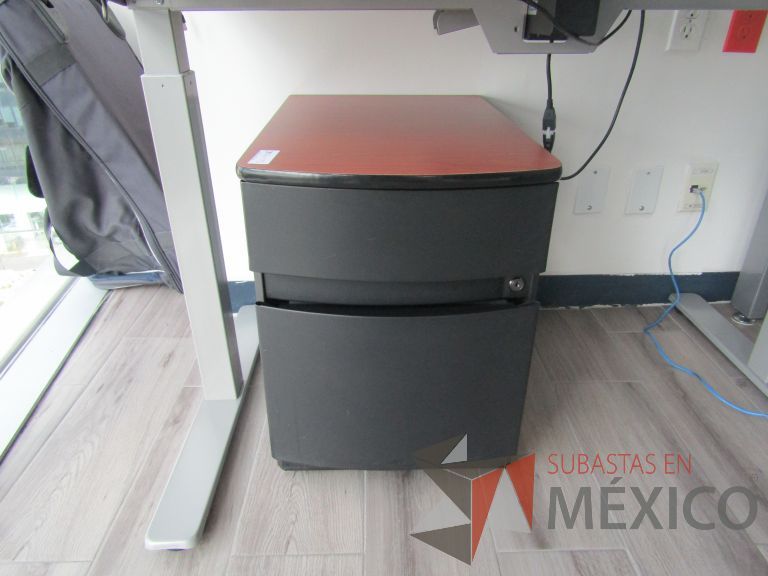 Lote 157 - Archivero metálico vertical de 2 cajones con tapa color café