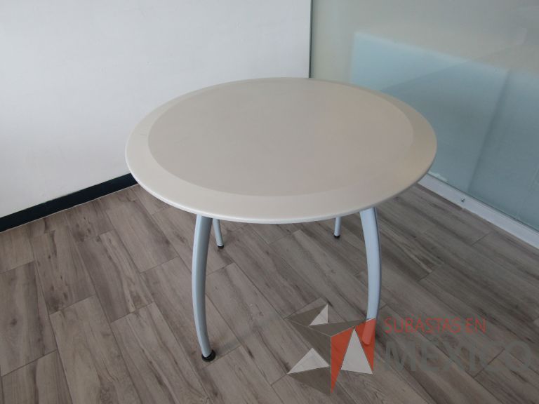 Lote 159 - Mesa circular, patas metálicas y cubierta color beige