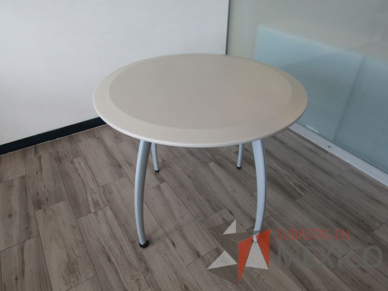 Lote 159 - Mesa circular, patas metálicas y cubierta color beige - Imagen 4