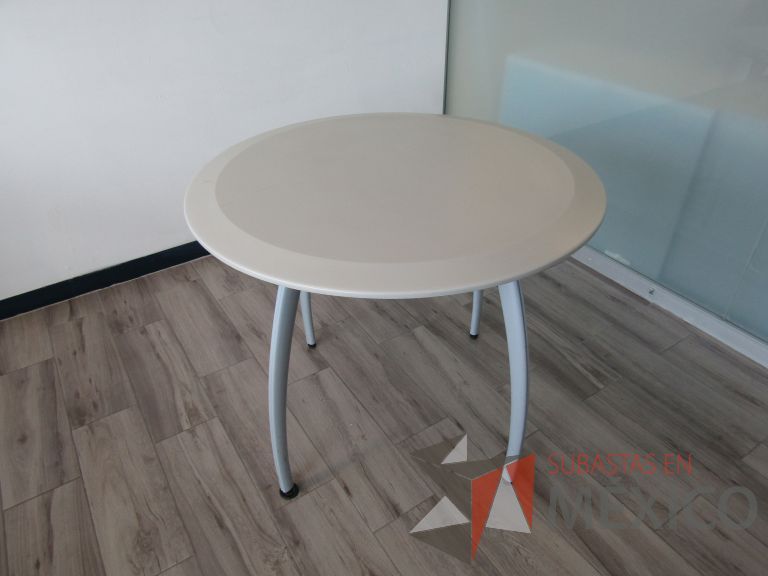 Lote 159 - Mesa circular, patas metálicas y cubierta color beige - Imagen 3