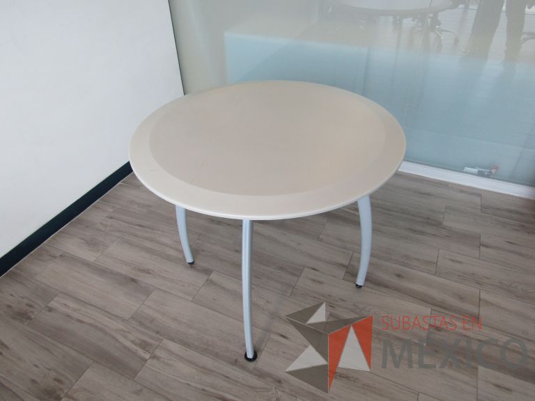 Lote 159 - Mesa circular, patas metálicas y cubierta color beige - Imagen 5