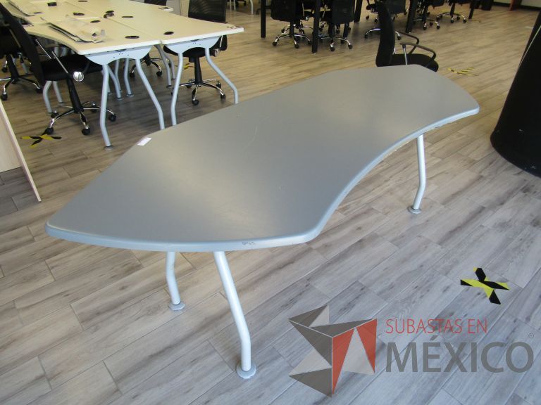 Lote 163 - Mesa de trabajo, patas metálicas cubierta color gris